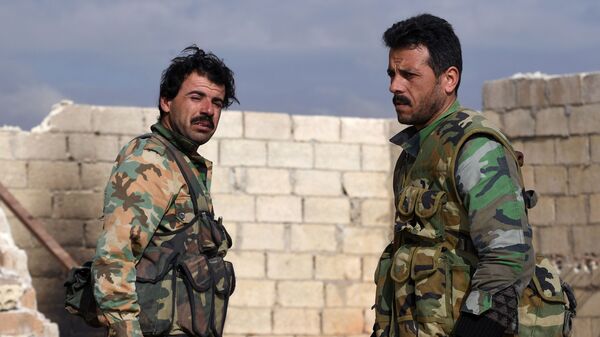 Fuertes y templados por la guerra: cómo los militares sirios regresan a Manbij  - Sputnik Mundo