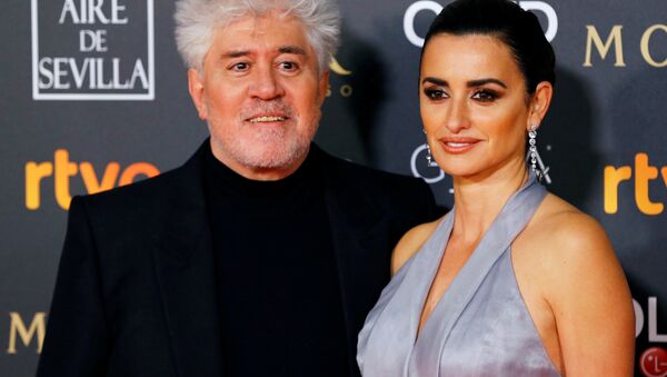 El director de cine Pedro Almodovar y la actriz Penélope Cruz antes de la 33 ceremonia de los Premios Goya en Sevilla (España) el 2 de febrero de 2019 - Sputnik Mundo