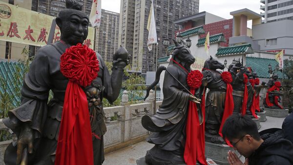 Las estatuas cerca del templo Wong Tai Sin en Hong Kong - Sputnik Mundo