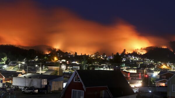 Un incendio forestal se acerca al pueblo chileno Dichato  - Sputnik Mundo