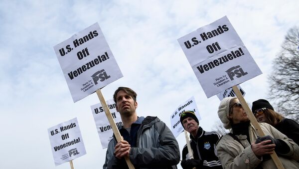 Activistas marchan contra una posible intervención en Venezuela en las afueras de la Casa Blanca en Washington - Sputnik Mundo