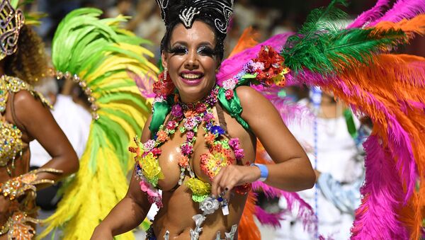 Участница праздничного парада на карнавале в Монтевидео, Уругвай - Sputnik Mundo