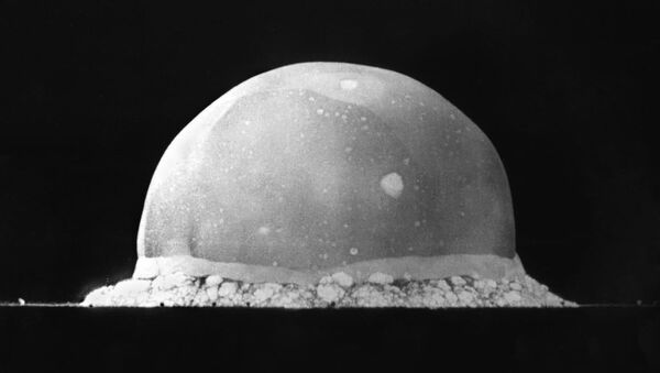 Bola de fuego de una explosión nuclear - Sputnik Mundo