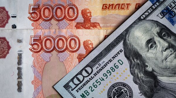 Rublos y dólares  - Sputnik Mundo