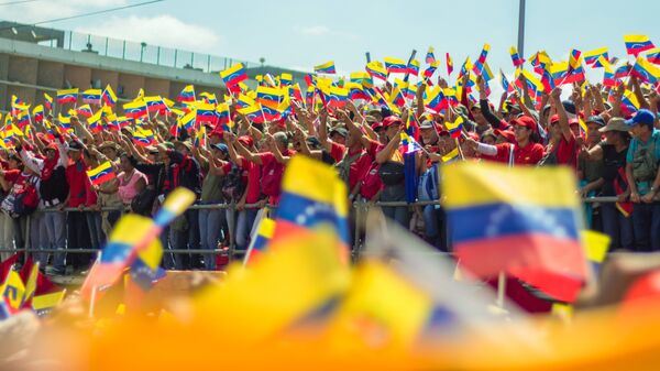 Manifestantes con las banderas de Venezuela - Sputnik Mundo