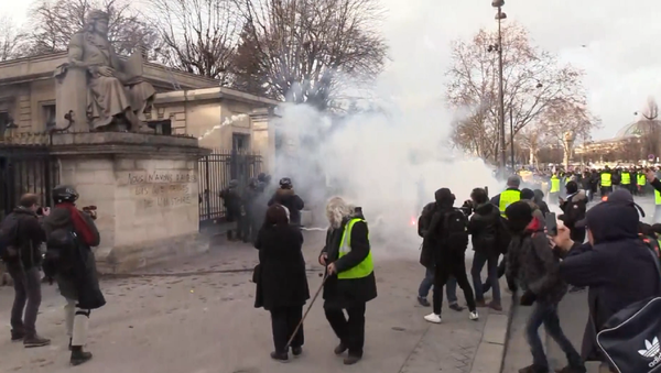 El humo vuelve a cubrir París por las protestas de  los 'chalecos amarillos' - Sputnik Mundo