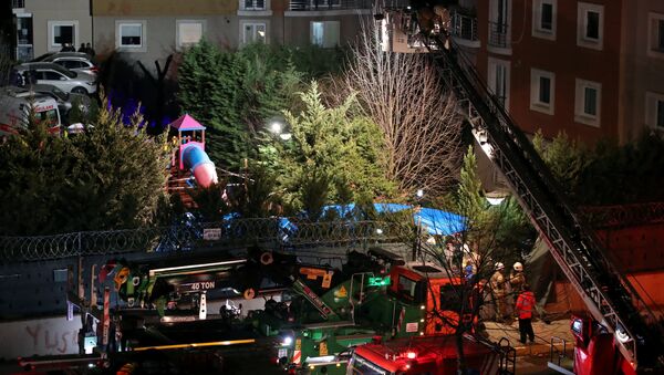 Los bomberos y las policías de Turquía en el lugar del sinietro de un helicóptero en Estambul - Sputnik Mundo