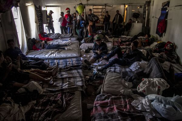 Hospedaje de hombres jóvenes de la caravana migrante en Tijuana, Baja California, México Hospedaje de hombres jóvenes de la caravana migrante en Tijuana, Baja California, México - Sputnik Mundo