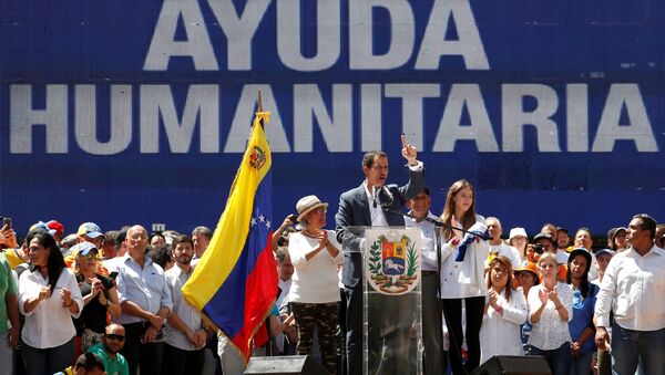 Juan Guaidó, presidente de la Asamblea Nacional de Venezuela con la pantalla  ayuda humanitaria - Sputnik Mundo