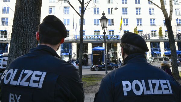 Dos policías enfrente del Hotel Bayerischer Hof donde se celebrará la la Conferencia de Seguridad de Múnich - Sputnik Mundo