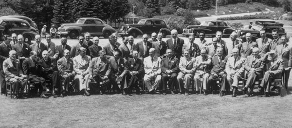Los participantes de la conferencia en Bretton Woods Los participantes de la conferencia en Bretton Woods - Sputnik Mundo