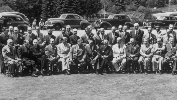 Los participantes de la conferencia en Bretton Woods - Sputnik Mundo