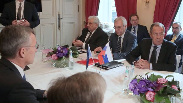 El secretario general de la OTAN, Jens Stoltenberg (izq.) y el canciller ruso, Serguéi Lavrov (der.), durante las consultas en Múnich, Alemania - Sputnik Mundo