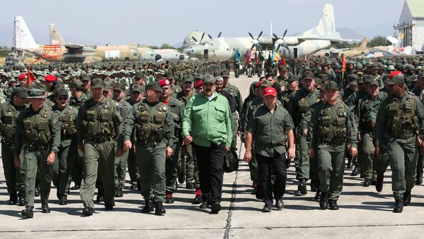 Nicolás Maduro, presidente de Venezulea, junto con los militares del país (archivo) - Sputnik Mundo