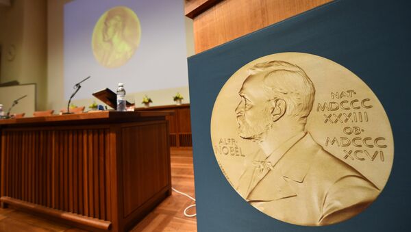 La medalla de Alfred Nobel en una sala de conferencias (archivo) - Sputnik Mundo