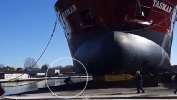 Momento muy peligroso: un buque casi aplasta a un hombre durante su botadura - Sputnik Mundo