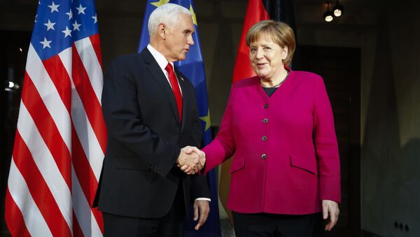 Ángela Merkel, canciller de Alemania, recibe a Mike Pence, vicepresidente de EEUU, en la COnferencia de Seguridad de Múnich (Alemania) el 16 de febrero de 2019 - Sputnik Mundo