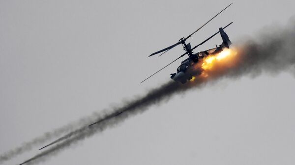 Un Ka-52 lanza misiles no guiados - Sputnik Mundo