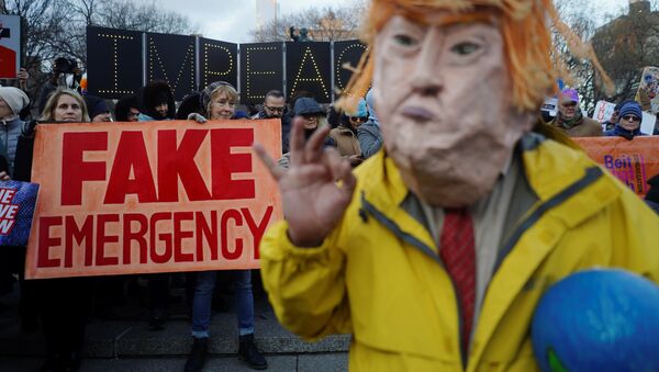 Protestas en Nueva York por el estado de emergencia convocado por el presidente Donald Trump en EEUU - Sputnik Mundo