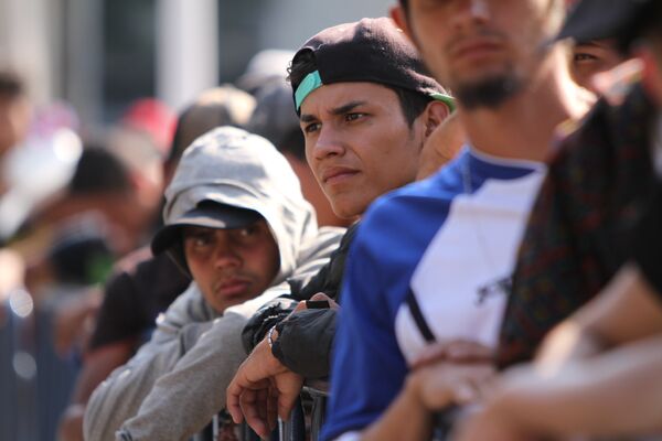 Grupo de migrantes espera largas horas en fila para acceder a un albergue en Ciudad de México Grupo de migrantes espera largas horas en fila para acceder a un albergue en Ciudad de México - Sputnik Mundo
