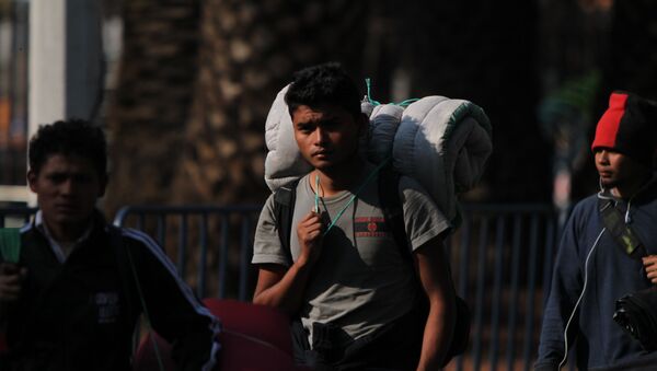 Migrante llega al albergue del estadio Palillo, en la Ciudad de México - Sputnik Mundo