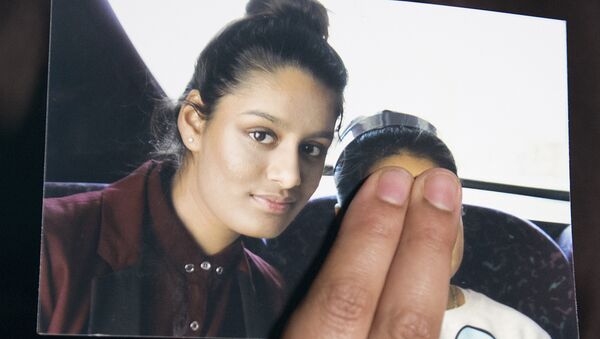 In this file photo taken on February 22, 2015 Renu Begum, eldest sister of missing British girl Shamima Begum, holds a picture of her sister while being interviewed by the media in central London - Sputnik Mundo