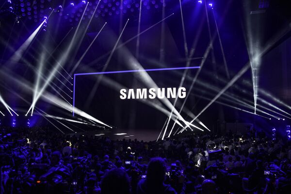 Samsung muestra al mundo su teléfono plegable - Sputnik Mundo