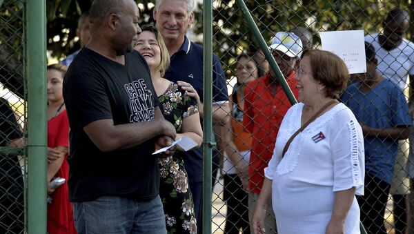 El presidente de Cuba, Miguel Díaz-Canel, espera en la cola para votar en el referéndum constitucional - Sputnik Mundo