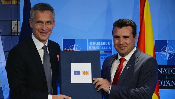 Secretario general de la OTAN, Jens Stoltenberg, y primer ministro de Macedonia del Norte, Zoran Zaev (archivo) - Sputnik Mundo