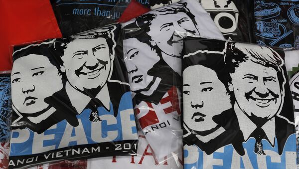 Camisetas con los retratos del líder norcoreano Kim Jong-un y el presidente de EEUU, Donald Trump, a la venta en Hanoi. - Sputnik Mundo