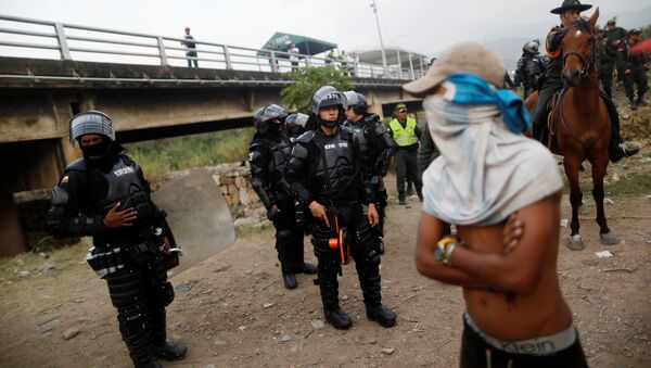 Policía colombiana y opositores venezolanos en Cúcuta - Sputnik Mundo