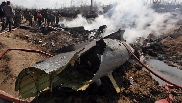 Los resros de un avión de las Furzas Aéreas de la India derribado por Pakistán en Cachemira - Sputnik Mundo