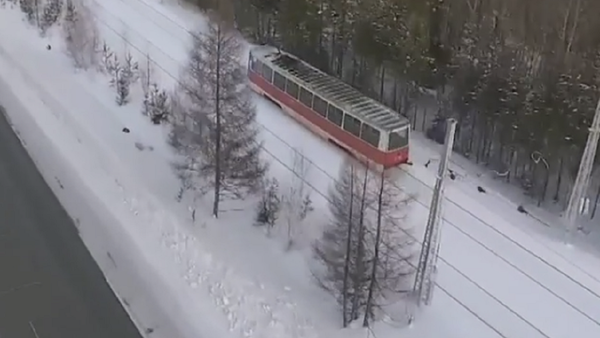 Magia invernal: la ruta de tranvía más hermosa está en Siberia - Sputnik Mundo