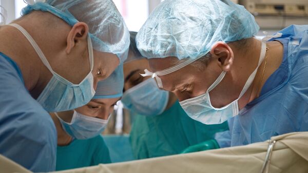 Médicos haciendo un trasplante (imagen referencial) - Sputnik Mundo
