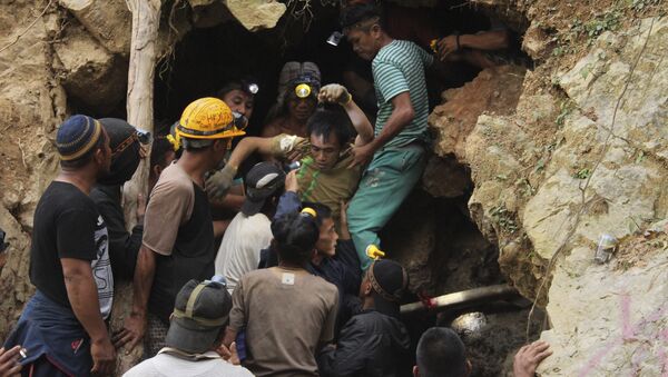 La operación de rescate en una mina ilegal en Indonesia - Sputnik Mundo