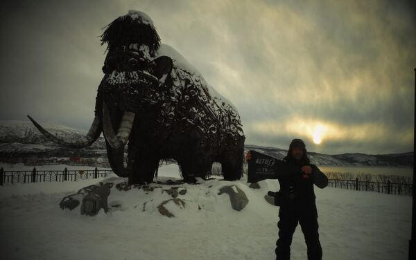 Andrés con la escultura del mamoth en Magadán - Sputnik Mundo