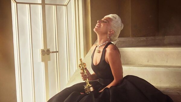 Lady Gaga con su Oscar - Sputnik Mundo