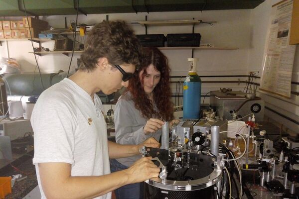 Nadia Barreiro y Ezequiel Pawelko, científicos argentinos que participaron en el desarrollo del lidar para facilitar la aeronavegacion en presencia de ceniza volcánica Nadia Barreiro y Ezequiel Pawelko, científicos argentinos que participaron en el desarrollo del lidar para facilitar la aeronavegacion en presencia de ceniza volcánica - Sputnik Mundo