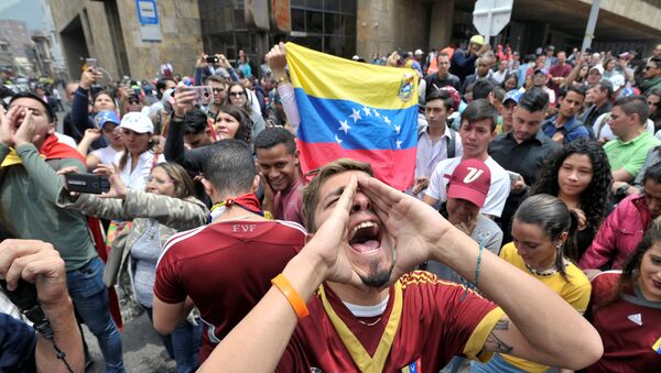 Un manifestante con la bandera de Venezuela - Sputnik Mundo
