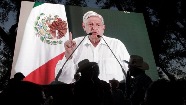 Andrés Manuel López Obrador da un discurso y aparece en una pantalla - Sputnik Mundo