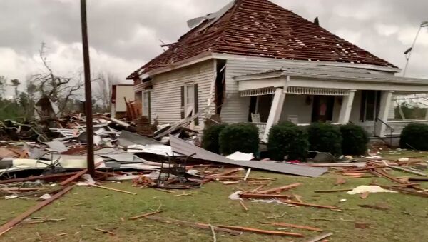 Una casa destrozada tras el paso de varios tornados en el estado de Alabama - Sputnik Mundo