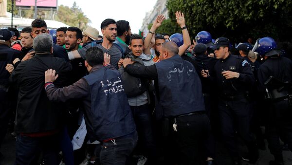 Una manifestación contra la candidatura del presidente actual argelino, Abdelaziz Buteflika - Sputnik Mundo