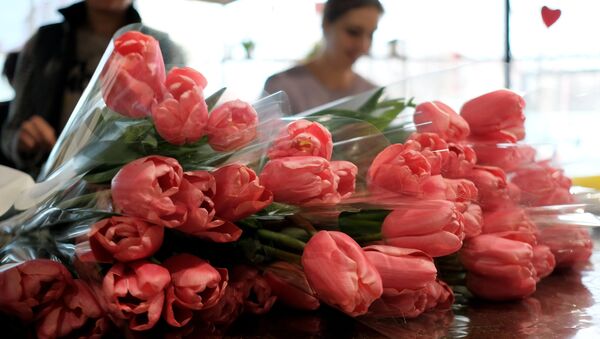 Las flores se venden para la fiesta del 8 de marzo en Rusia - Sputnik Mundo