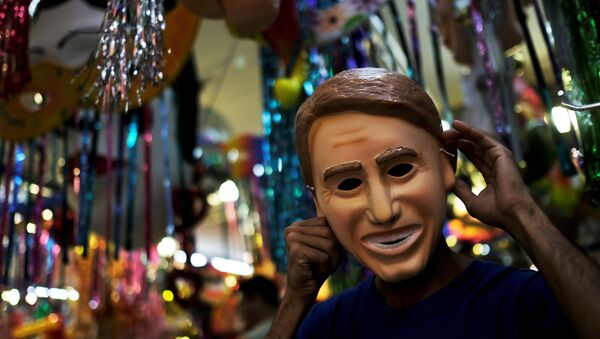 La máscara en forma de cara del presidente de Brasil Jair Bolsonaro - Sputnik Mundo