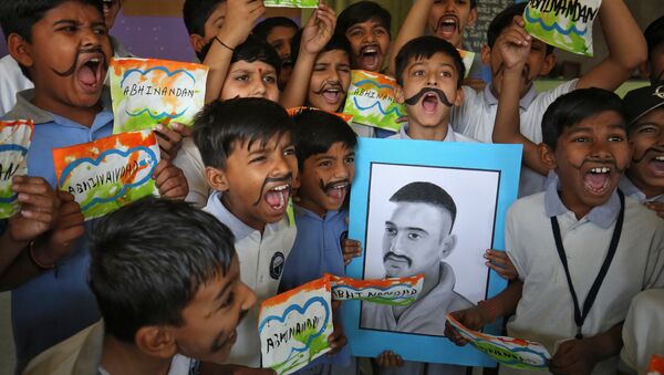 Los niños celebran la liberación del piloto militar indio Abhinandan Varthaman - Sputnik Mundo