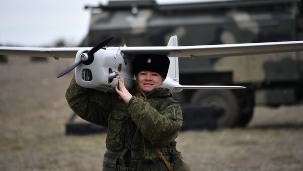 Preciosas y fuertes: así las militares rusas elevan al aire el dron Orlan-10 - Sputnik Mundo