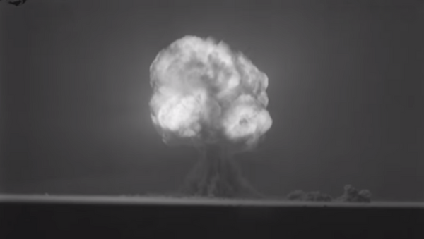 Exploción de la Trinity, la primera bomba nuclear (archivo) - Sputnik Mundo