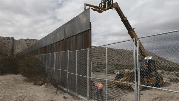La construcción de una valla a lo largo de frontera de EEUU con México - Sputnik Mundo