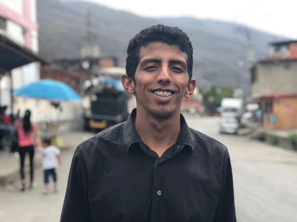 La Revolución Bolivariana me salvó de la calle, de la droga, del barrio, de la delincuencia. Muchos que empezaron como yo ya no están, dice Kenny, caraqueño de 23 años. La Revolución Bolivariana me salvó de la calle, de la droga, del barrio, de la delincuencia. Muchos que empezaron como yo ya no están, dice Kenny, caraqueño de 23 años. - Sputnik Mundo