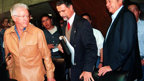 El líder petrolero Carlos Romero Deschamps (derecha), el secretario del Trabajo Carlos María Abascal  (centro) y el director de Pemex Raul Munoz Leos arriban a una conferencia - Sputnik Mundo